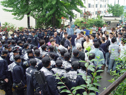 현재 에바다학교는 정문을 두고 에바다 정상화를 요구하는 측과 구 재단 인사들간에 팽팽한 긴장감이 감돌고 있다. 